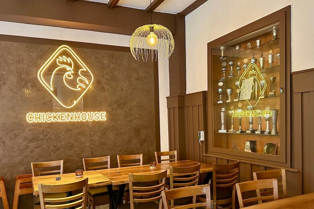 Logo an der Wand im Restaurant