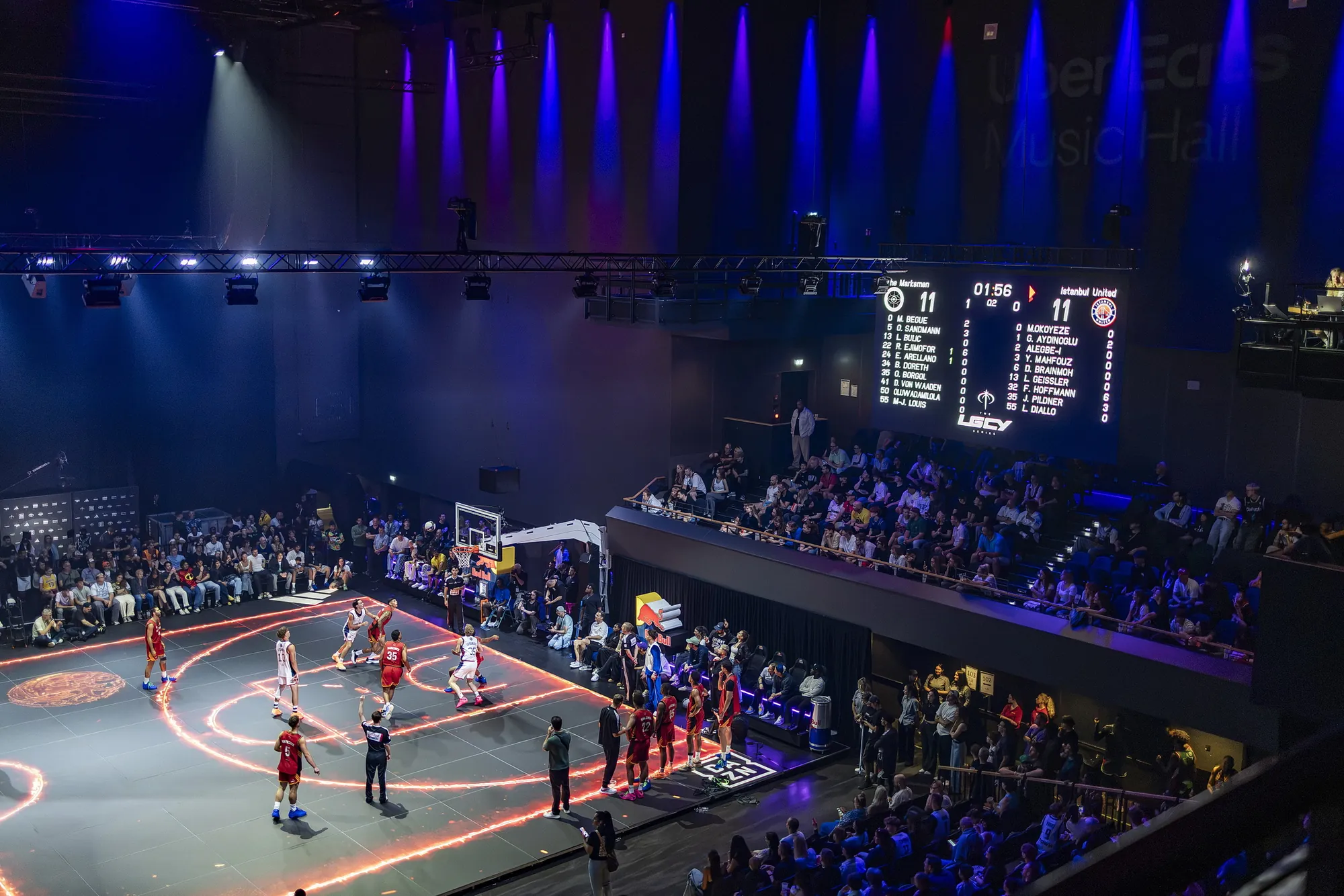 Halle der LGCY Series in Berlin mit Spielfeld und Publikum