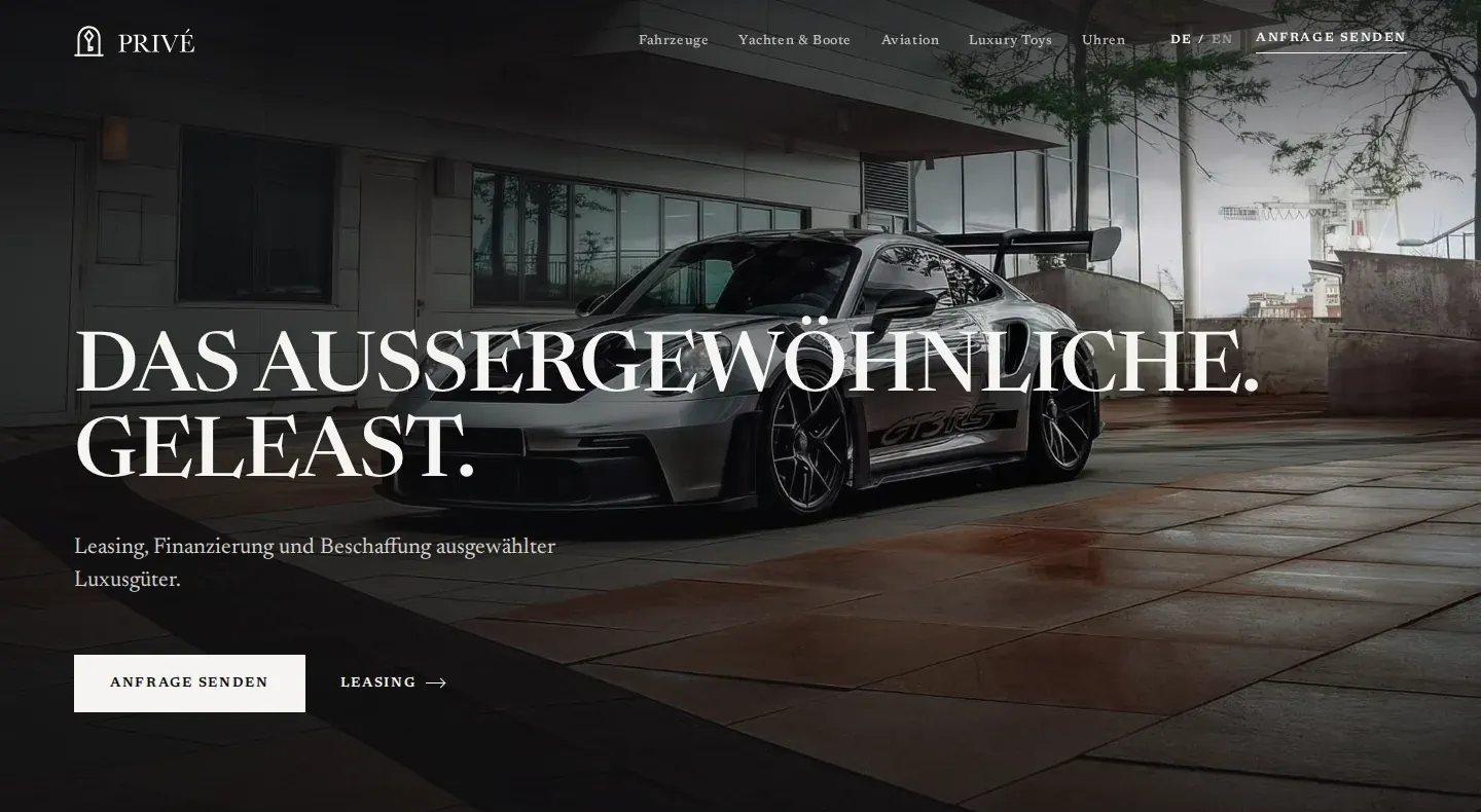 Startseite von PRIVÉ Luxury Leasing mit Porsche vor einem modernen Gebäude