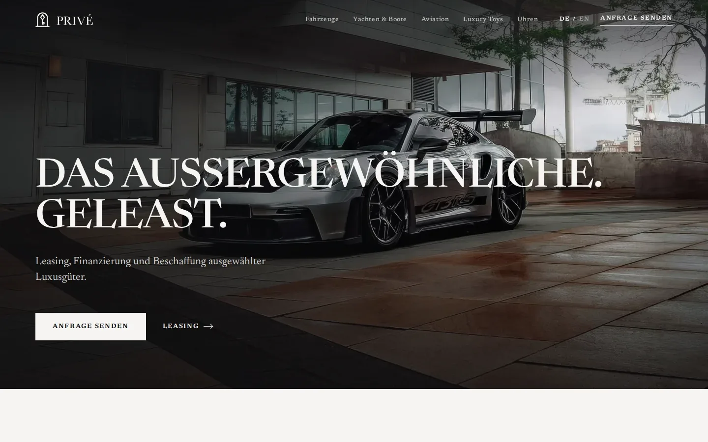 Startseite der Website von Privé Luxury Leasing mit Sportwagen